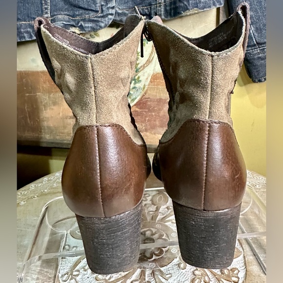 EUC Born “Capri” Leather and Suede Cowgirl Ankle Bootie Size 6.5/37 - Picture 9 of 13